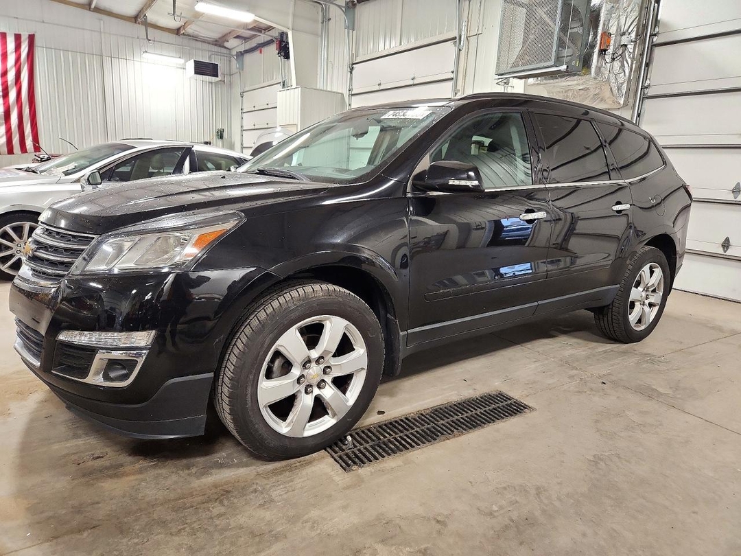 Вид 2017 CHEVROLET TRAVERSE LT, угол 1