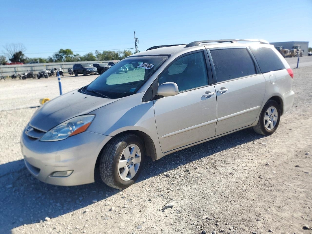 Vue de 2008 TOYOTA SIENNA XLE, angle 1