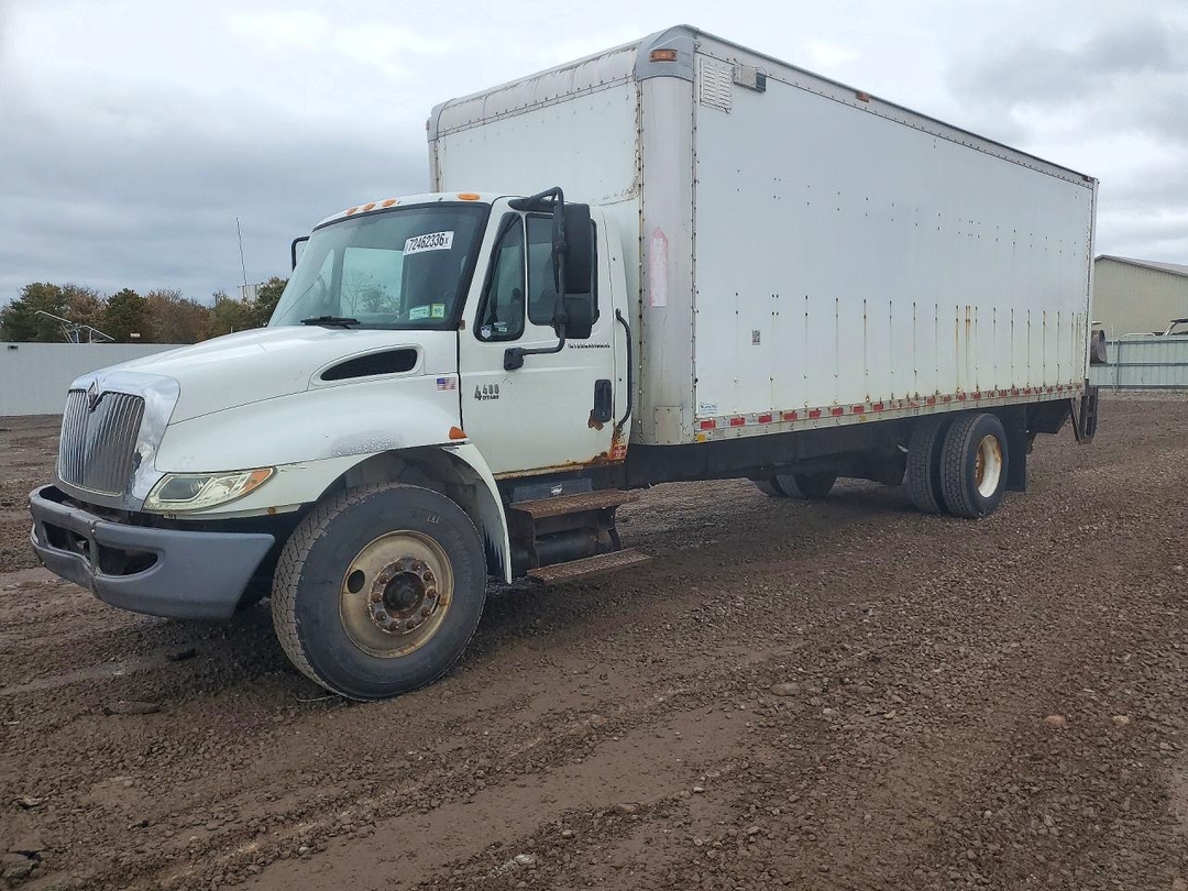 Vue de 2007 INTERNATIONAL 4400 BOX TRUCK, angle 1