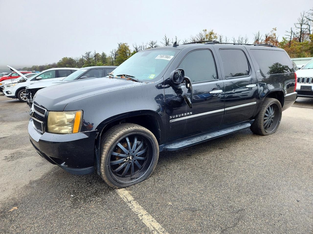 Vue de 2013 CHEVROLET SUBURBAN K1500 LTZ, angle 1