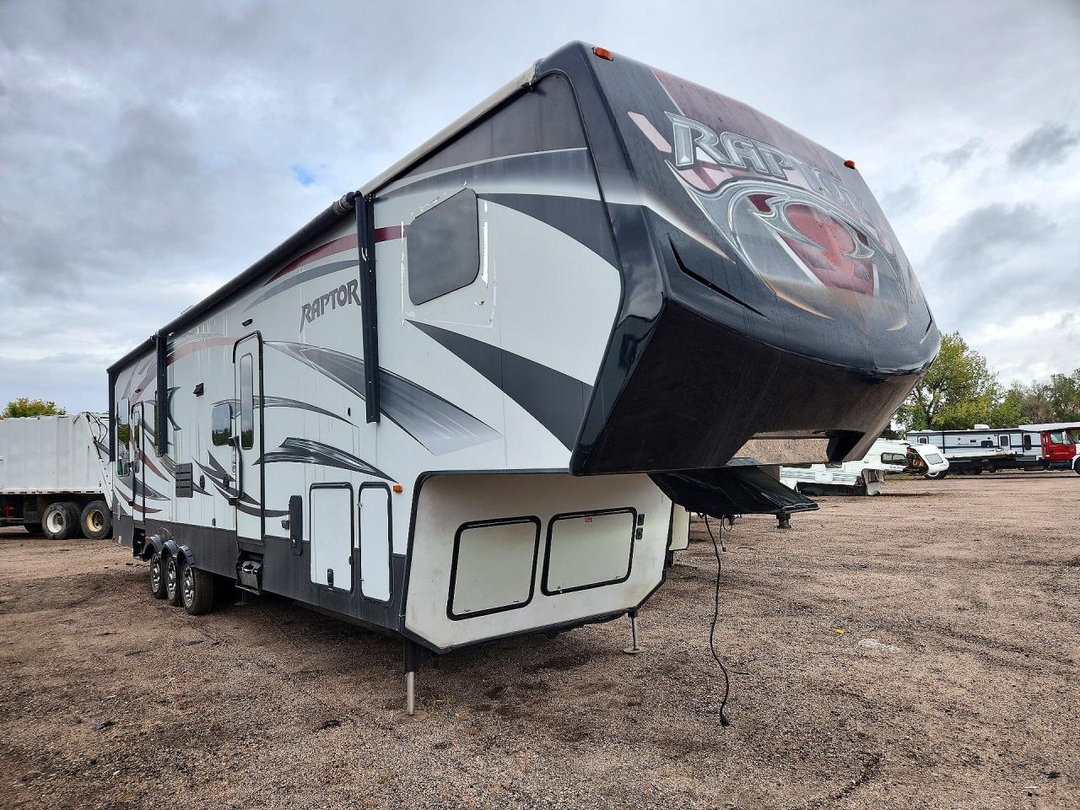Vue de 2015 KEYSTONE RAPTOR CAMPER, angle 1