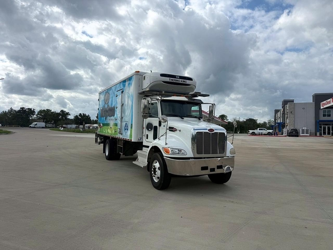 Vue de 2017 PETERBILT 337 REFRIGERATED BOX TRUCK, angle 1