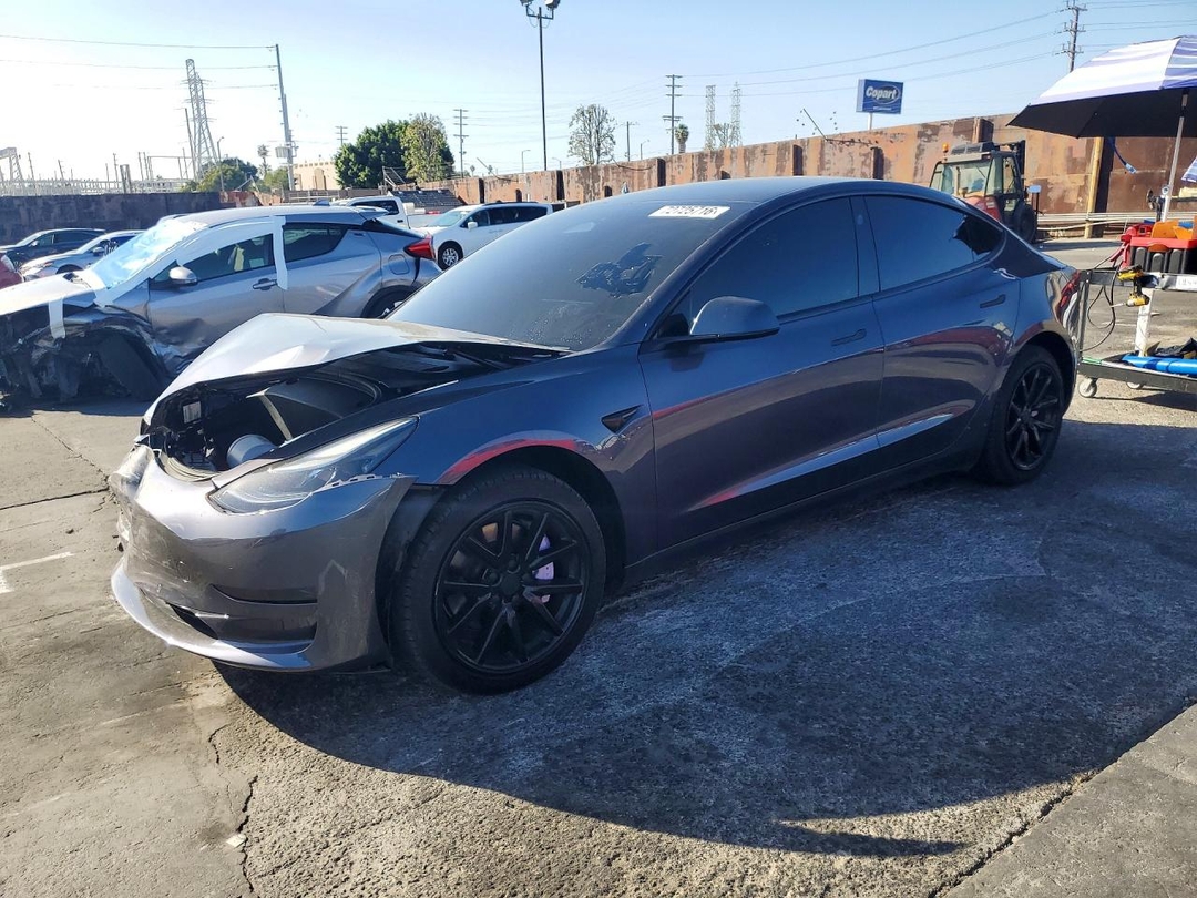 Вид 2022 TESLA MODEL 3, угол 1
