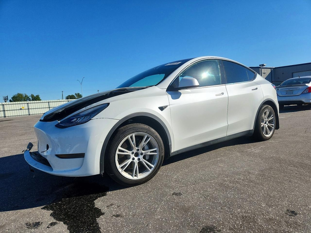 Vue de 2022 TESLA MODEL Y, angle 1