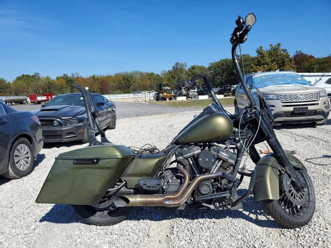 Vue de 2017 HARLEY-DAVIDSON FLHRXS, angle 1