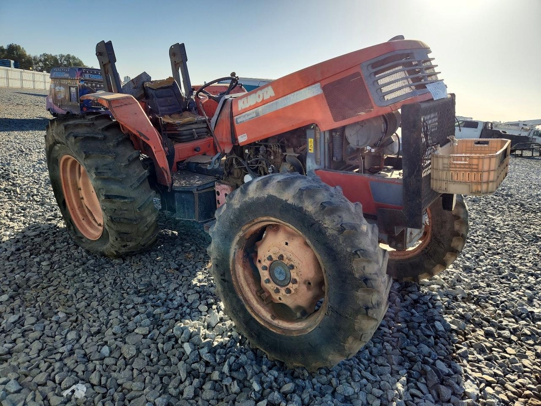 Vista de 2003 KUBOTA M900 TRACTOR, ángulo 1