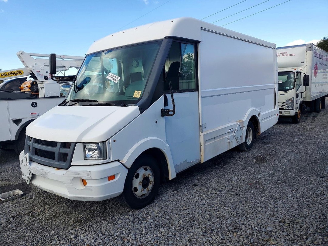 Вид 2017 ISUZU REACH DELIVERY VAN, угол 1