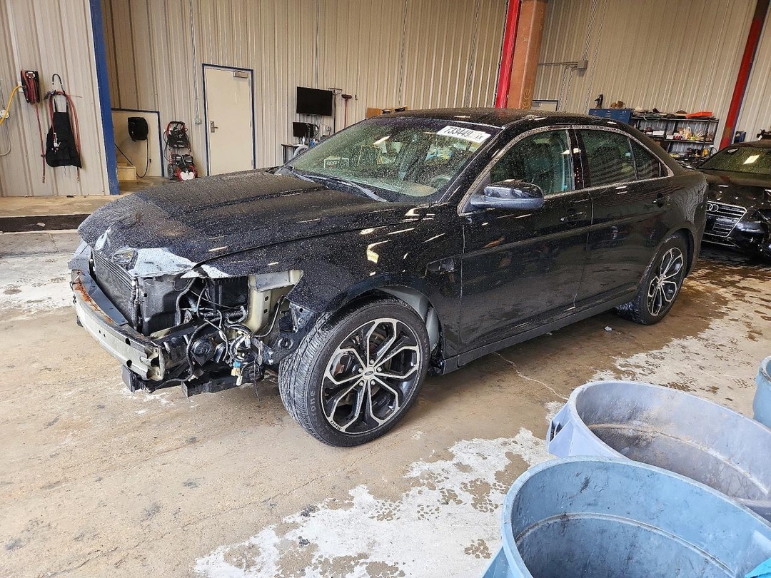 Vue de 2016 FORD TAURUS SHO, angle 1