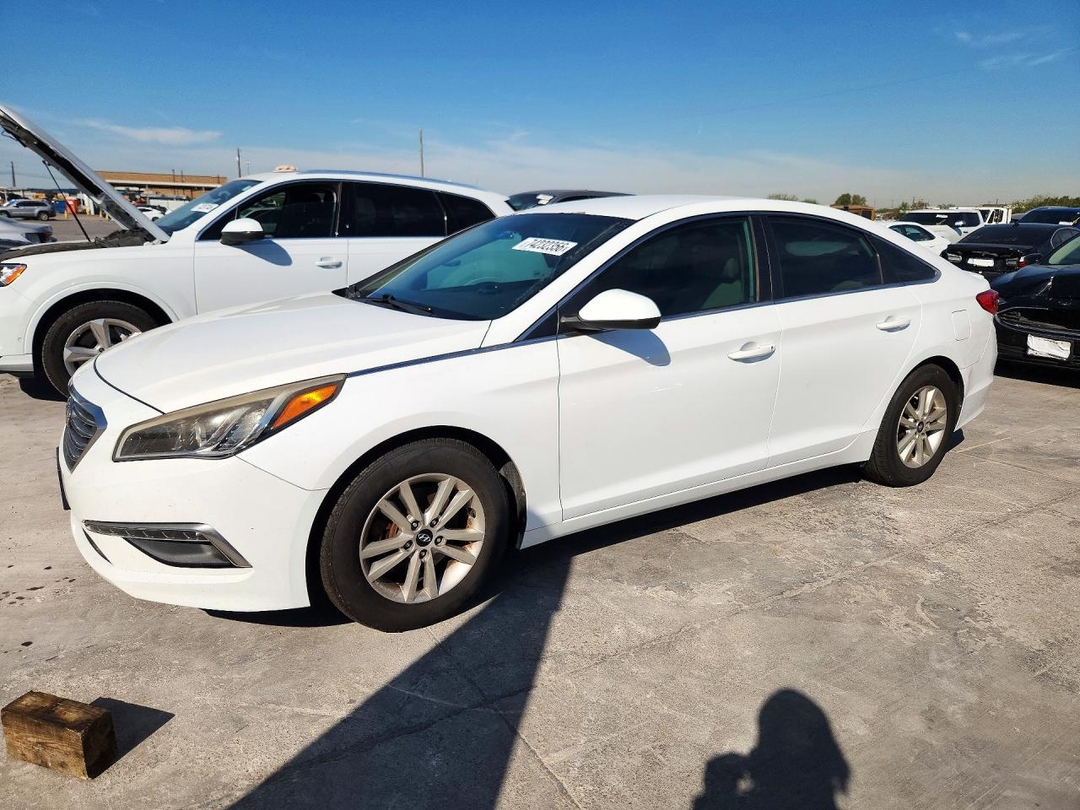 Vue de 2015 HYUNDAI SONATA SE, angle 1