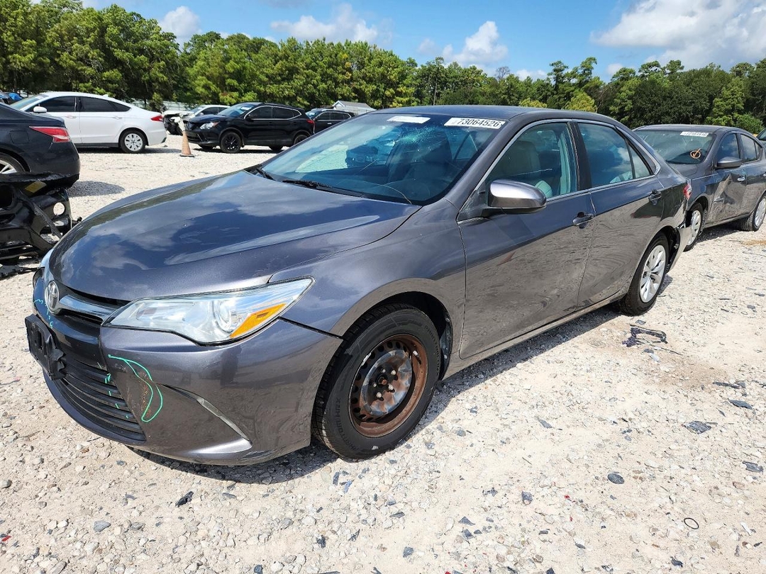 Vedere 2015 TOYOTA CAMRY LE, unghi 1
