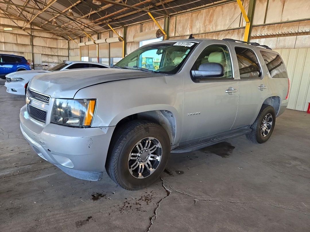 Vue de 2011 CHEVROLET TAHOE K1500 LT, angle 1