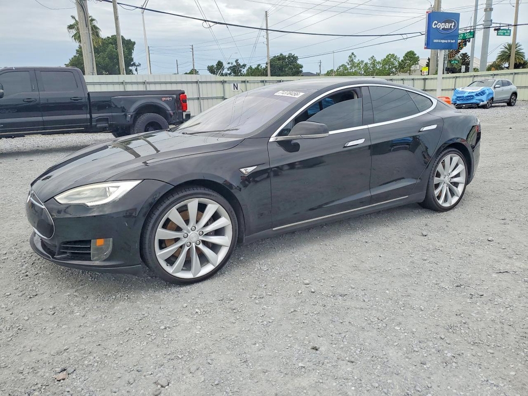Vue de 2013 TESLA MODEL S, angle 1