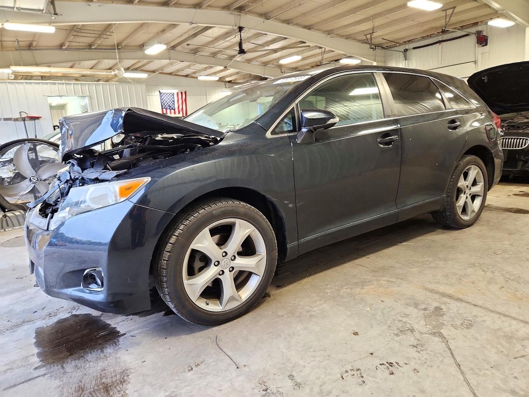 Vue de 2013 TOYOTA VENZA LE, angle 1