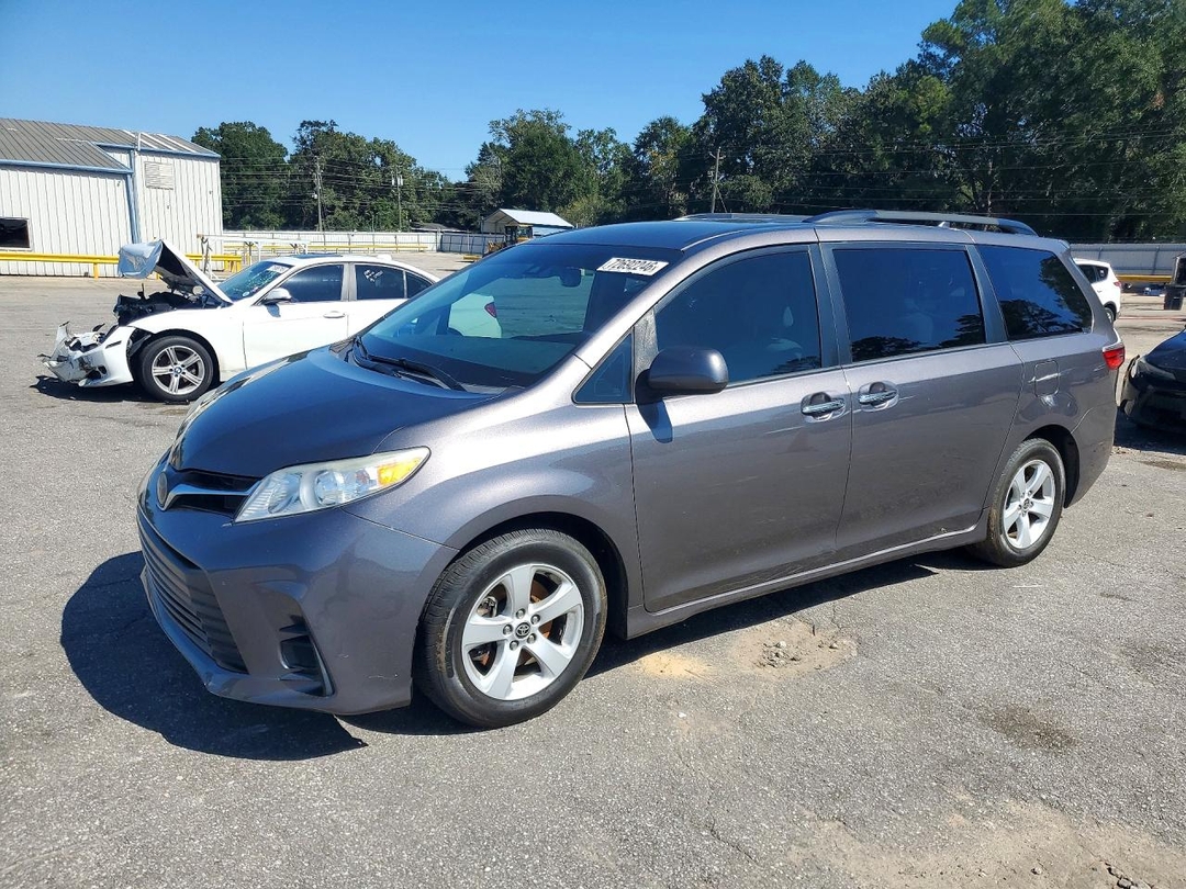 Vista de 2020 TOYOTA SIENNA LE, ángulo 1