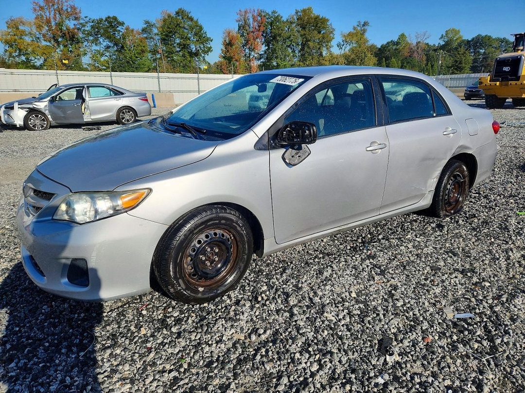 Вид 2011 TOYOTA COROLLA LE, угол 1