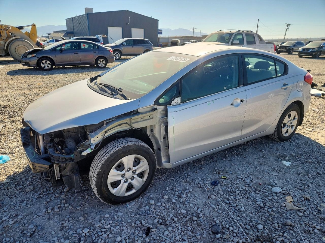 Vue de 2016 KIA FORTE LX, angle 1
