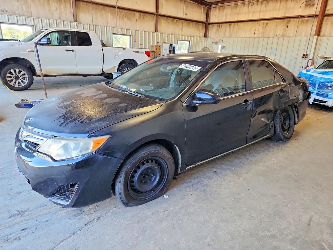 Vista de 2014 TOYOTA CAMRY LE, ángulo 1