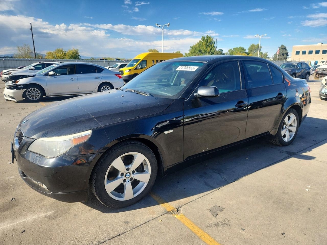 Vue de 2007 BMW 530 XI, angle 1