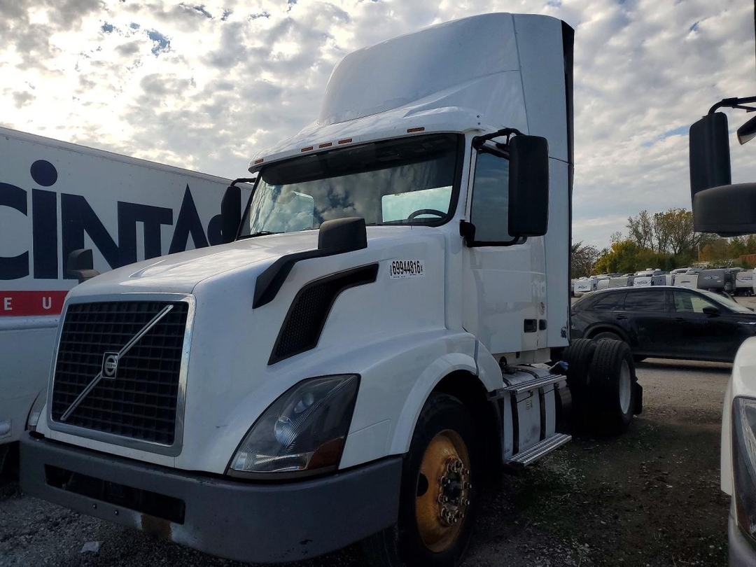 منظر 2016 VOLVO VNL SEMI TRUCK، زاوية 1