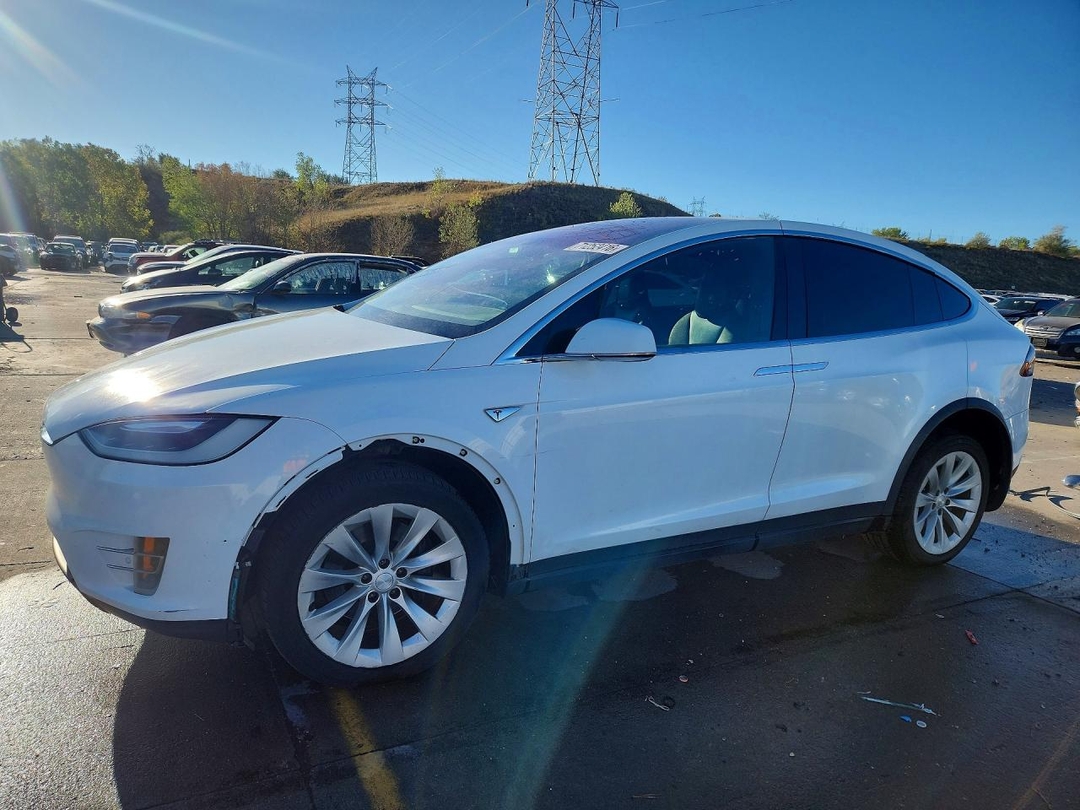 Vue de 2016 TESLA MODEL X, angle 1