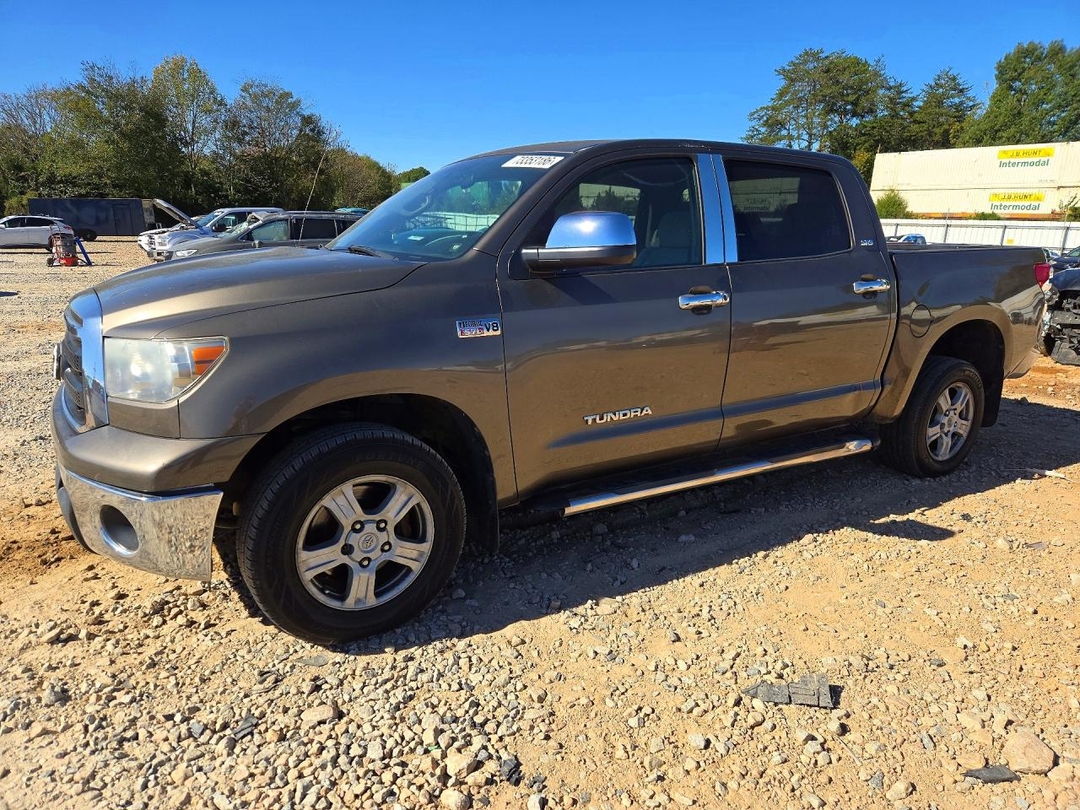 منظر 2011 TOYOTA TUNDRA CREWMAX SR5، زاوية 1