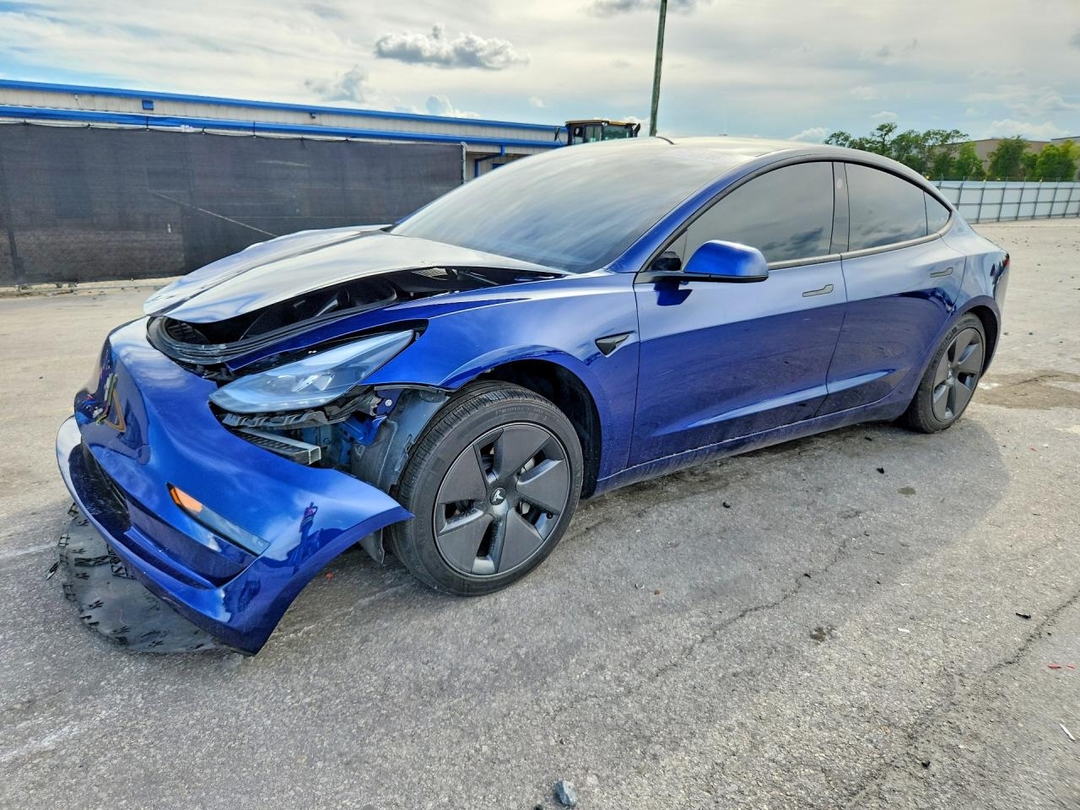 Вид 2023 TESLA MODEL 3, угол 1