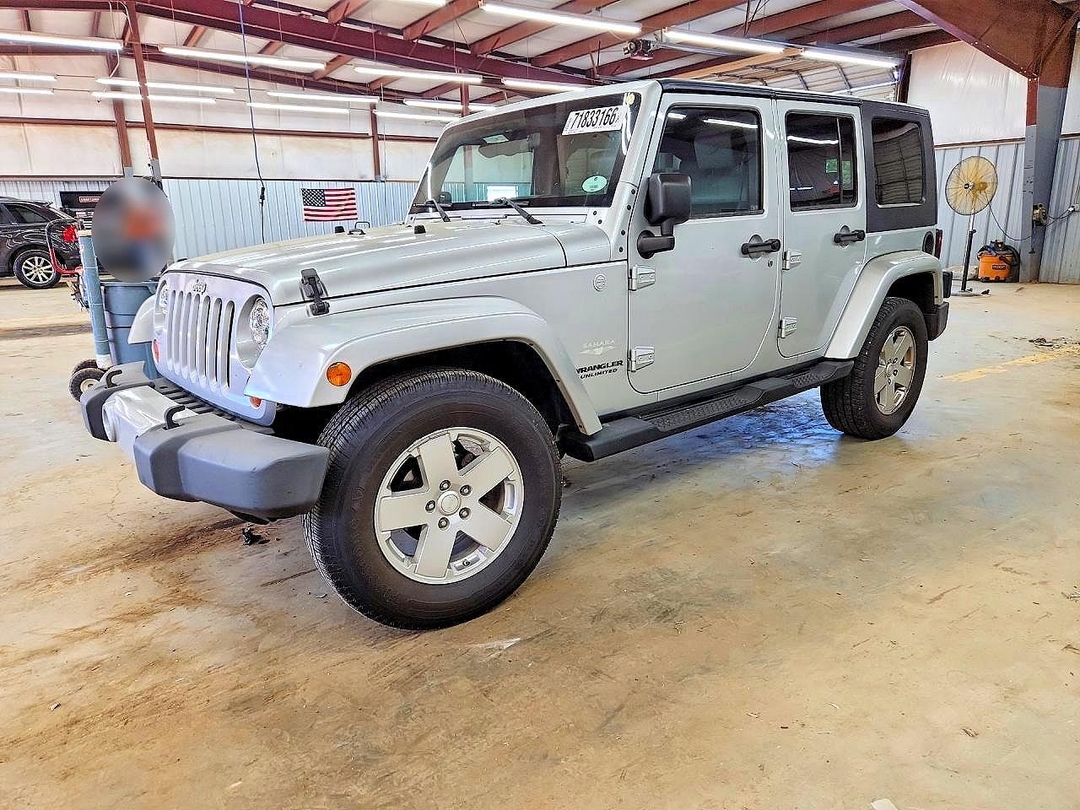 منظر 2010 JEEP WRANGLER UNLIMITED SAHARA، زاوية 1