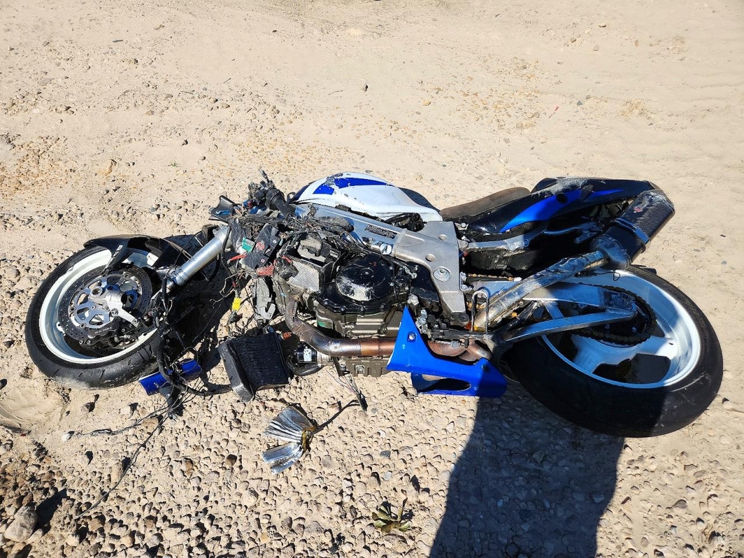 Vue de 2002 SUZUKI TL1000 R, angle 1