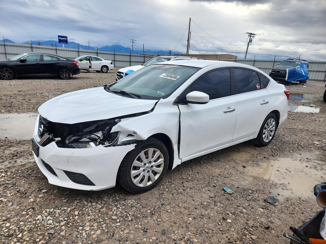 Vue de 2016 NISSAN SENTRA S, angle 1