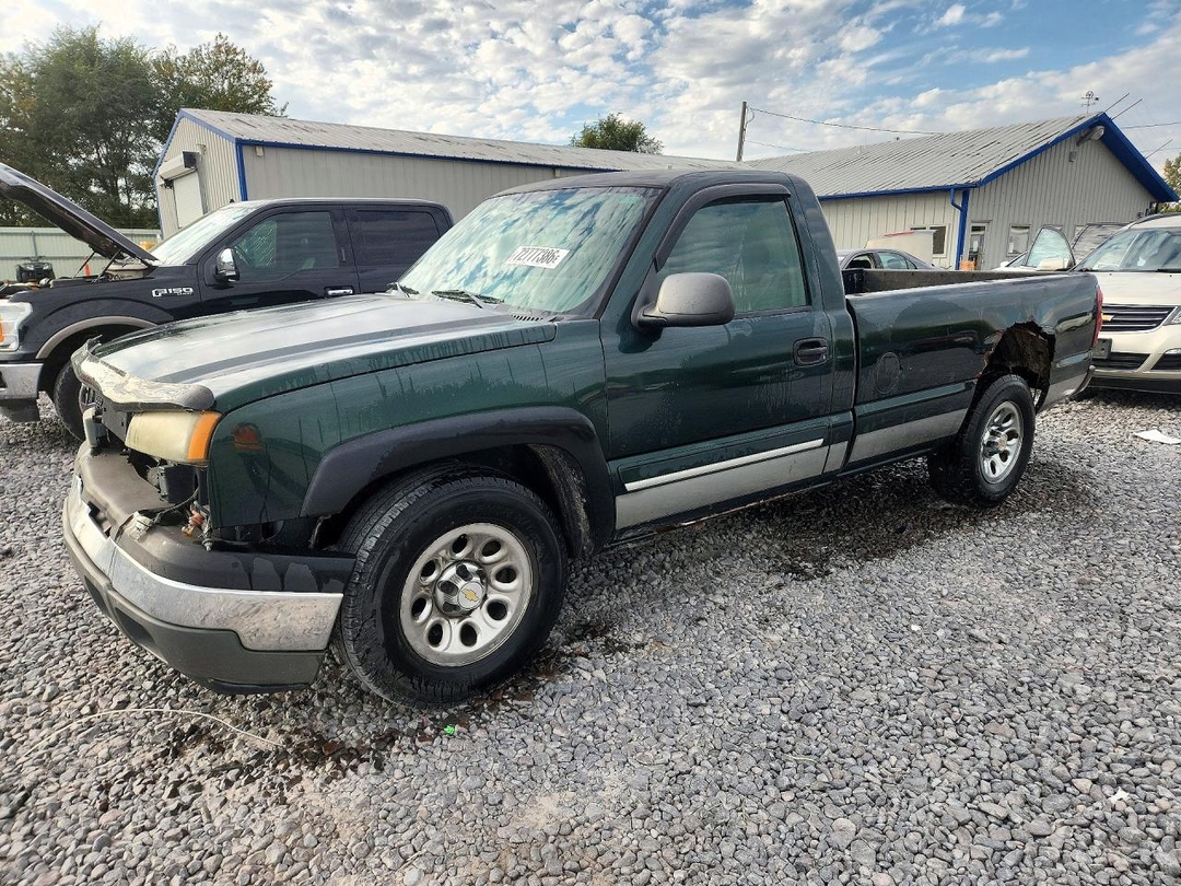 Vue de 2005 CHEVROLET SILVERADO C1500, angle 1