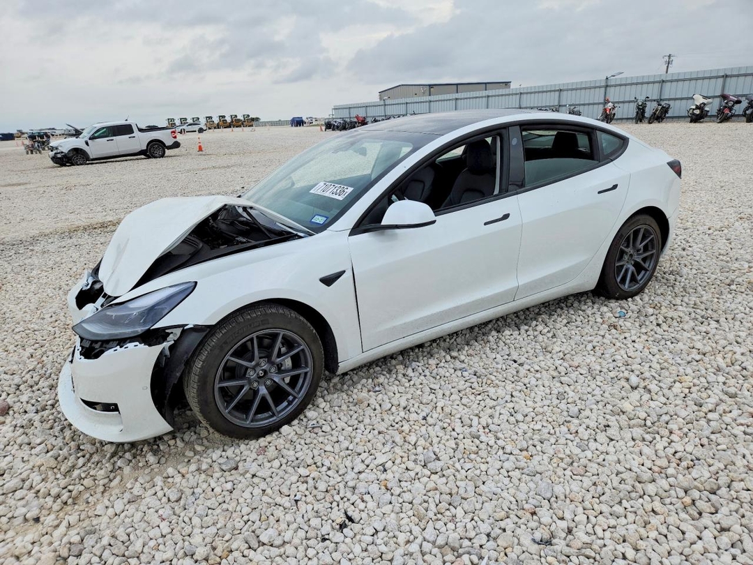 Вид 2022 TESLA MODEL 3, угол 1