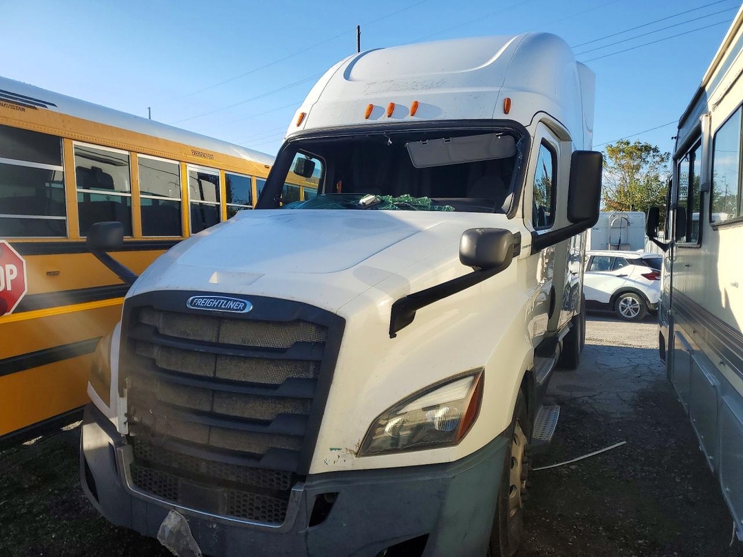 منظر 2018 FREIGHTLINER CASCADIA 126 SEMI TRUCK، زاوية 1