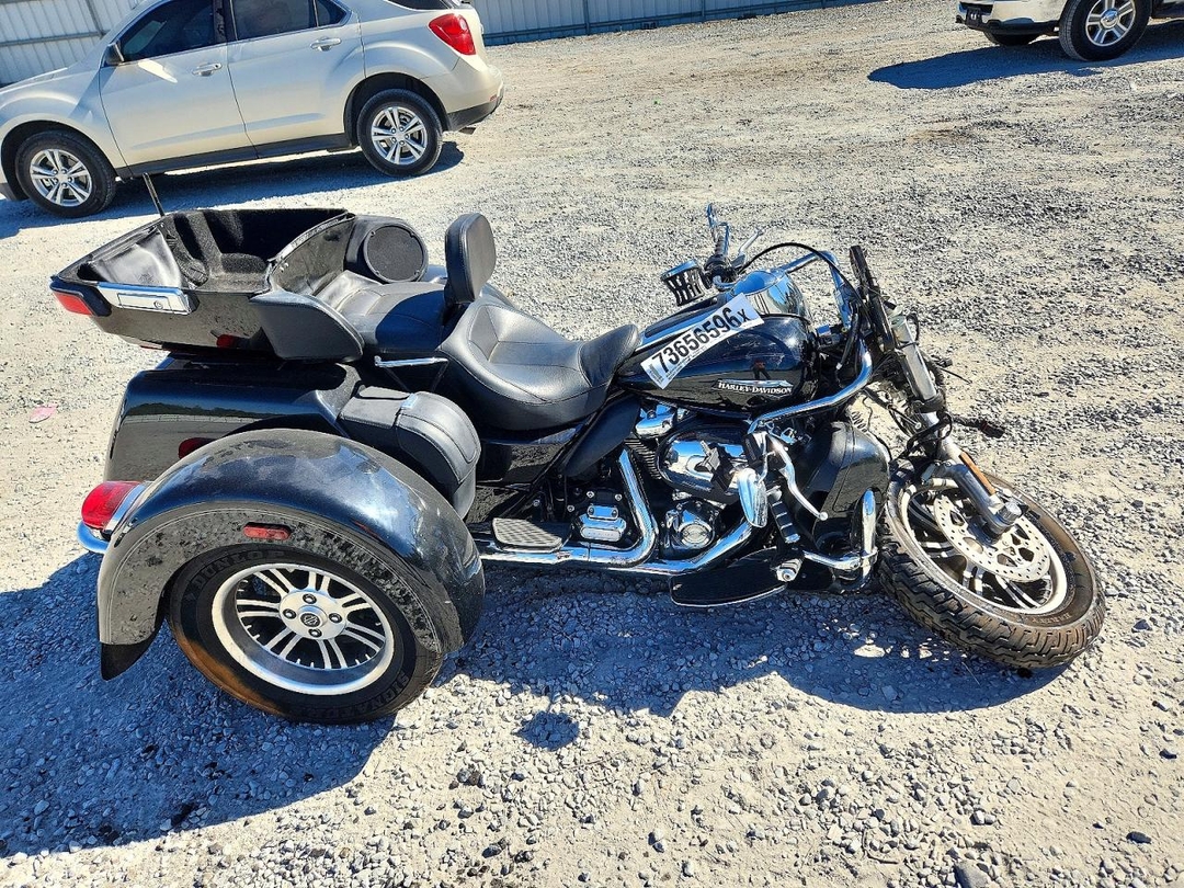 Vue de 2021 HARLEY-DAVIDSON FLHTCUTG, angle 1