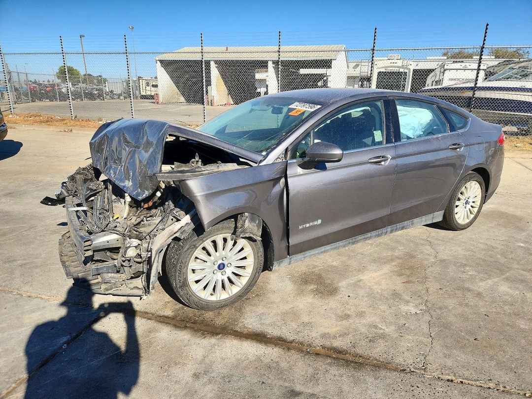 Vue de 2014 FORD FUSION S HYBRID, angle 1