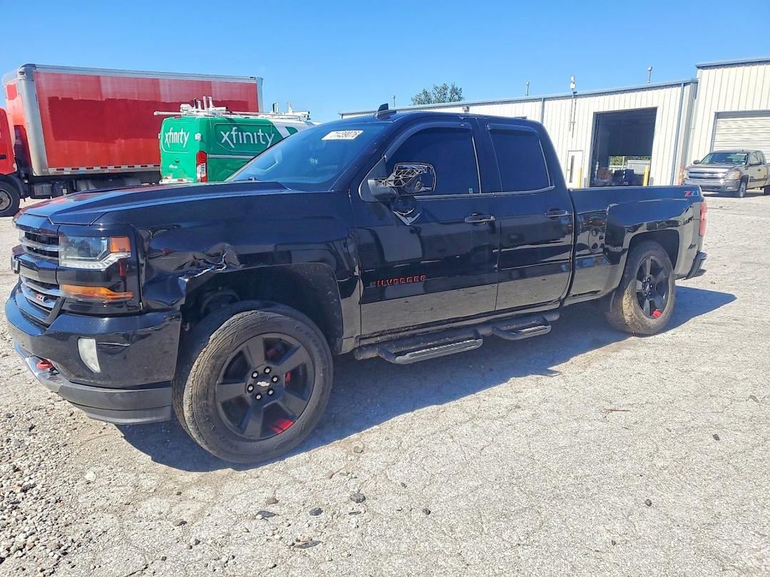 Vue de 2018 CHEVROLET SILVERADO K1500 LT, angle 1