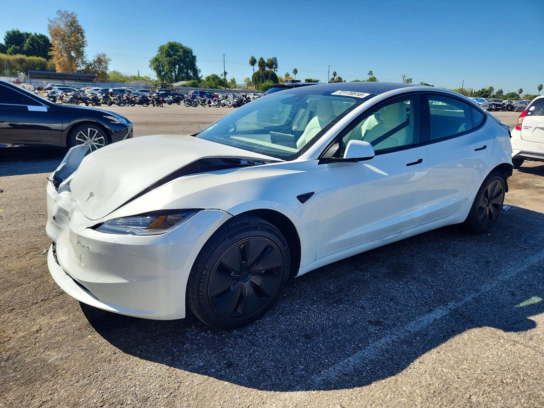 Vue de 2025 TESLA MODEL 3, angle 1