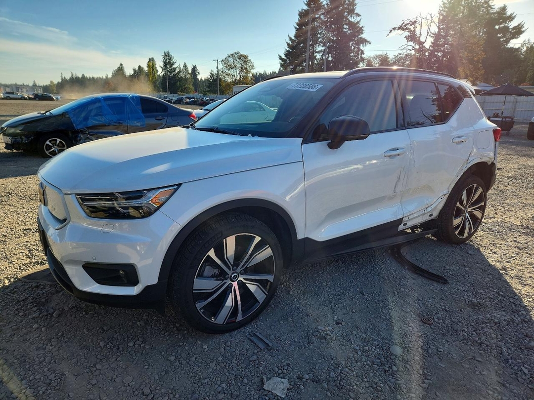 Вид 2021 VOLVO XC40 RECHARGE, угол 1