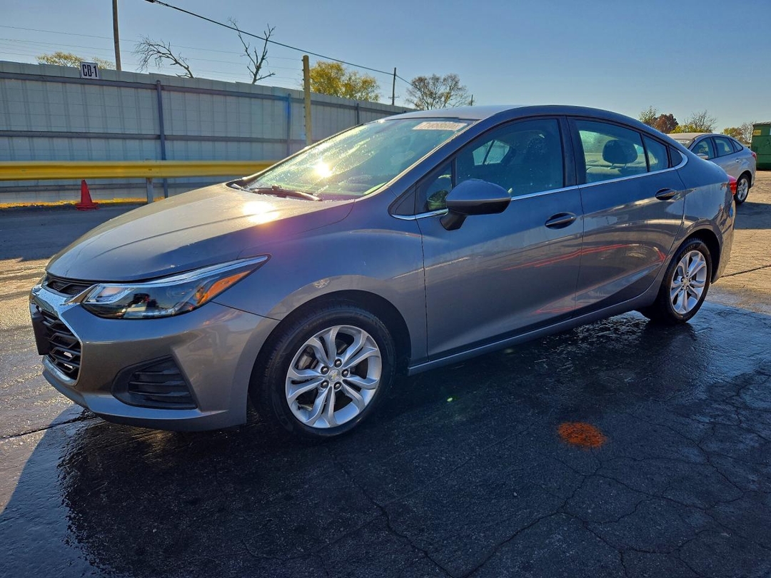 Вид 2019 CHEVROLET CRUZE LT, угол 1