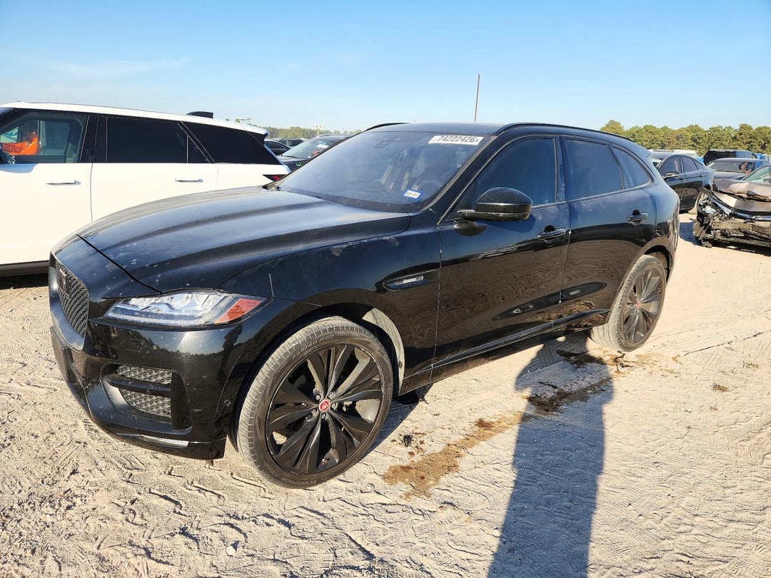 Vue de 2017 JAGUAR F-PACE R - SPORT, angle 1