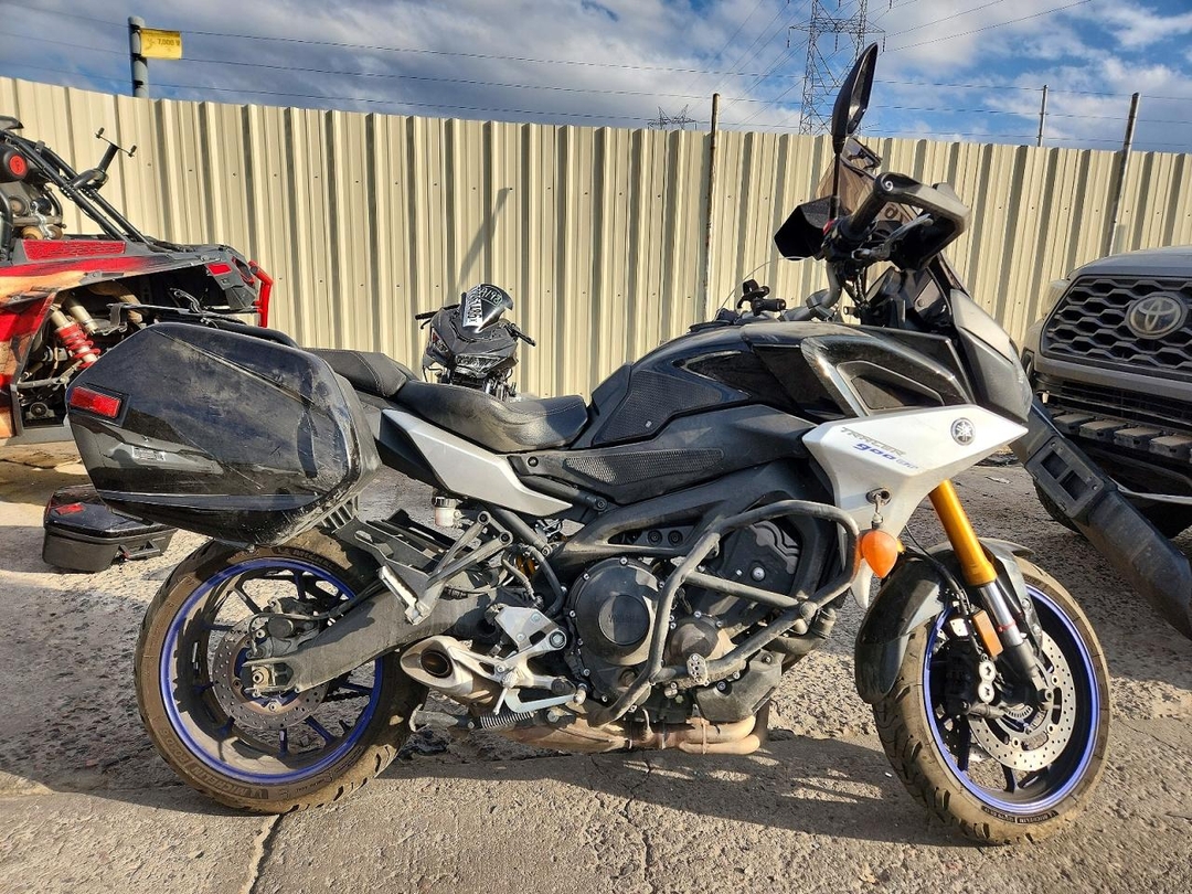 Vista de 2019 YAMAHA MTT09 GT, ángulo 1