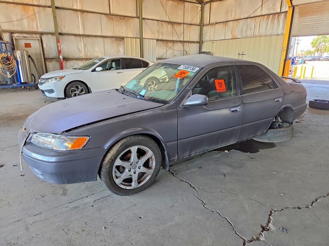 Vue de 1998 TOYOTA CAMRY LE, angle 1