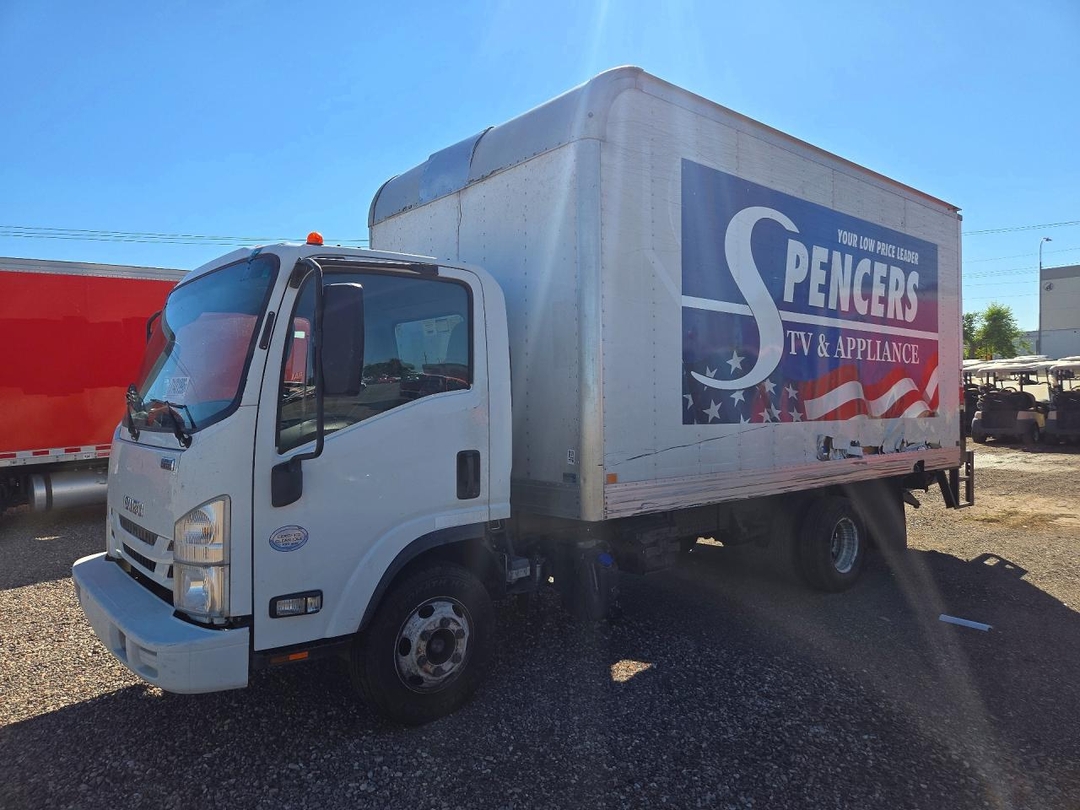 Vue de 2017 ISUZU NPR HD BOX TRUCK, angle 1