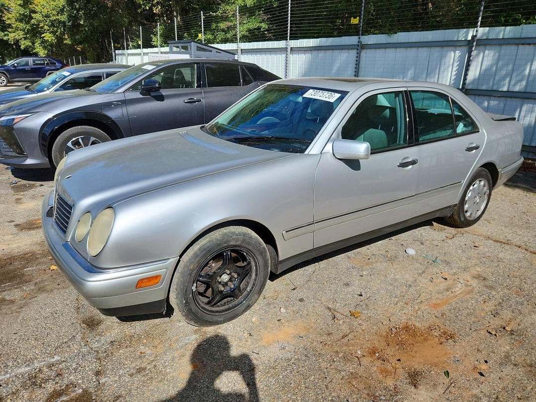 Vue de 1999 MERCEDES-BENZ E 320, angle 1