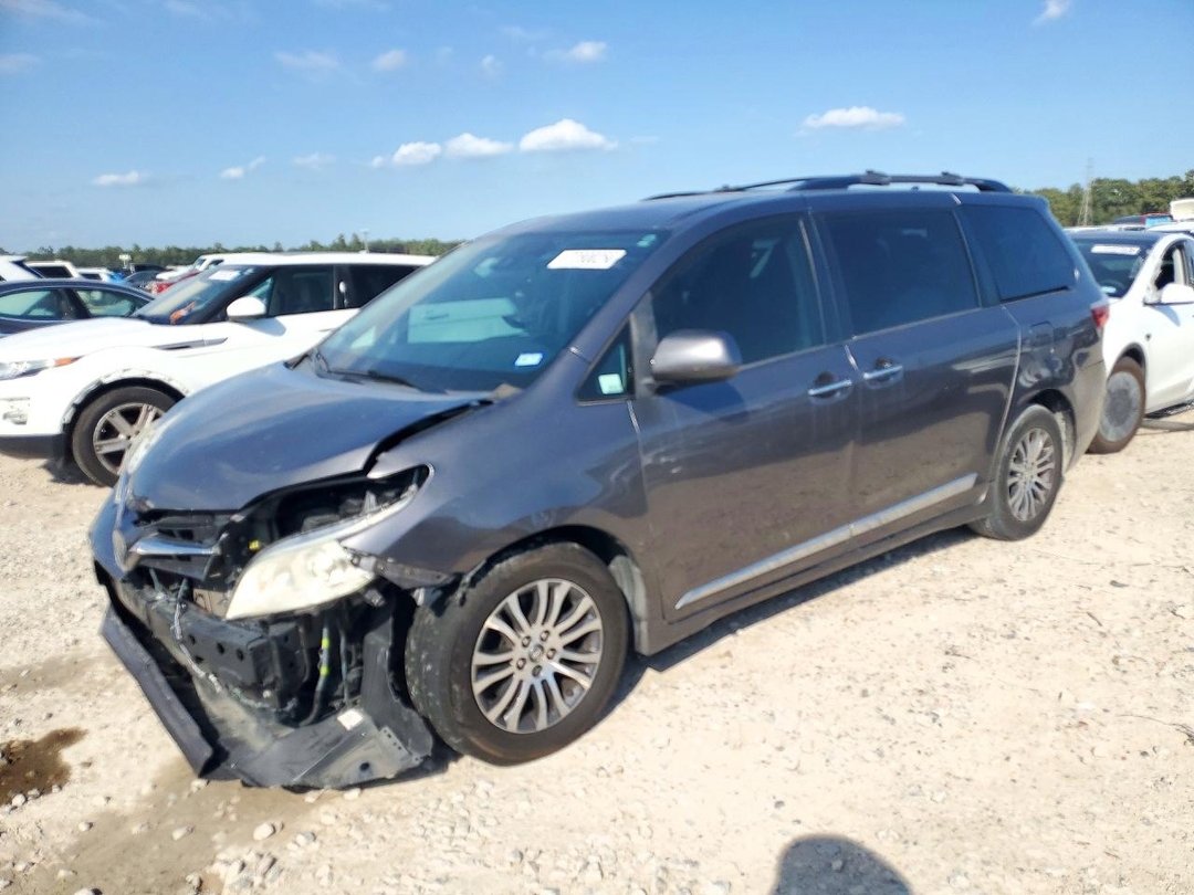 منظر 2019 TOYOTA SIENNA XLE 8-PASSENGER، زاوية 1