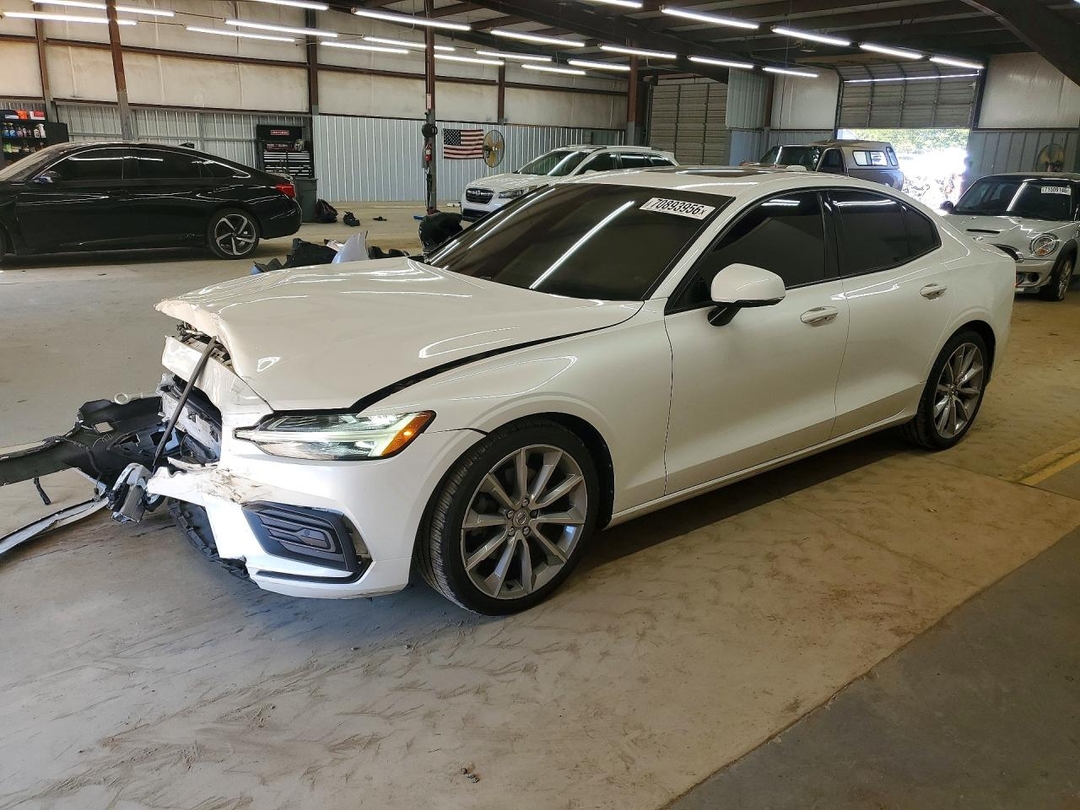 Vista de 2020 VOLVO S60 T5 MOMENTUM, ángulo 1