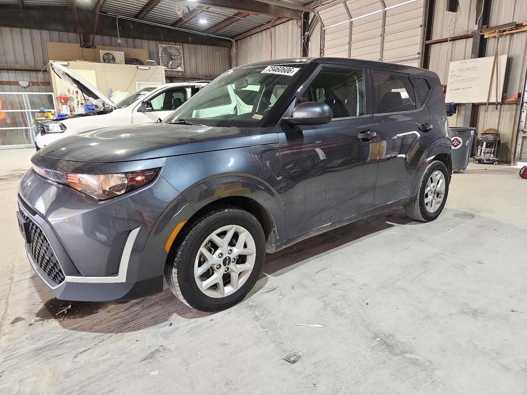 Vue de 2024 KIA SOUL LX, angle 1