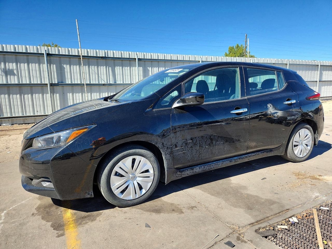 Vista de 2025 NISSAN LEAF S, ángulo 1