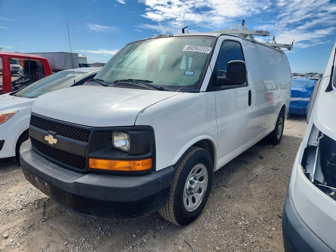 Vue de 2013 CHEVROLET EXPRESS G1500, angle 1