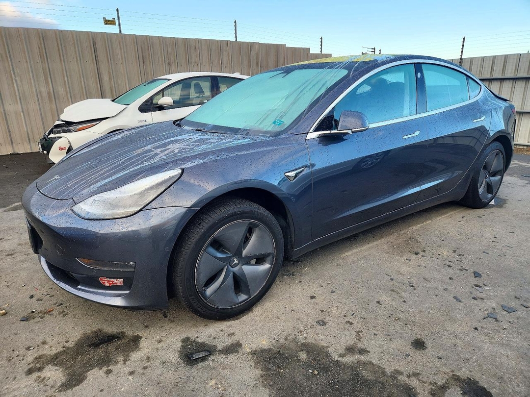 Vue de 2018 TESLA MODEL 3, angle 1