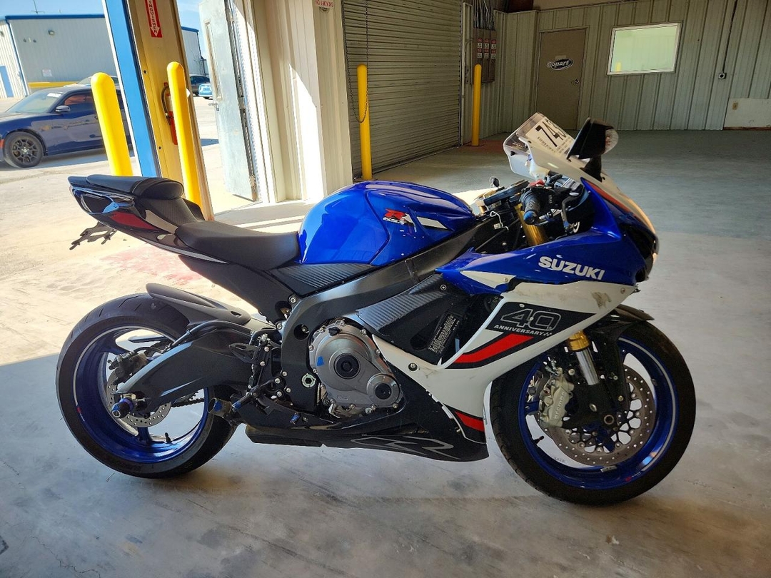 منظر 2026 SUZUKI GSX-R750، زاوية 1